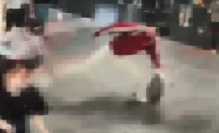 女子遭紅衣男出腳猛踹。警方提供
