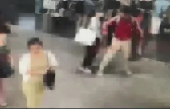 正妹搭捷運遭隨機攻擊猛踹 雨傘怪客嗆「憑什麼打亂我人生」