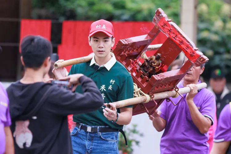 禾浩辰抬神明坐轎過火 。好看娛樂提供