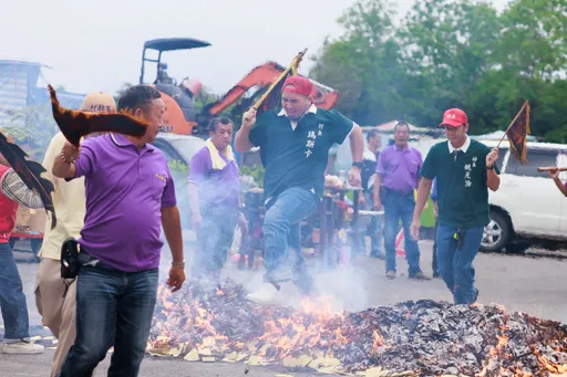 禾浩辰淚流滿面抬神明坐轎過火 瑪斯卡驚呼場面震撼