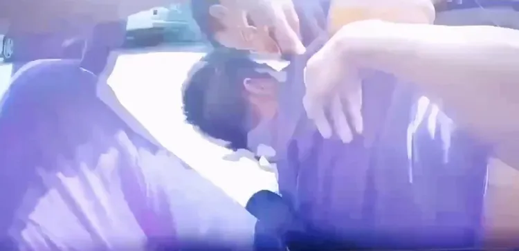 陳男執意要自行從車內取刀，被警方壓制逮捕。民眾提供