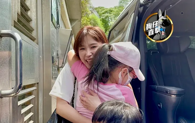 《壹蘋新聞網》日前直擊余天孫子女日前回余家，大女兒余筱萍跟余祥銓下樓迎接。特勤中心攝