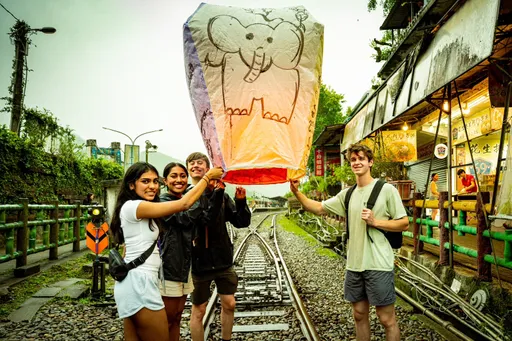 美國高中生台灣影視體驗營 開南大學帶隊體驗台灣文化
