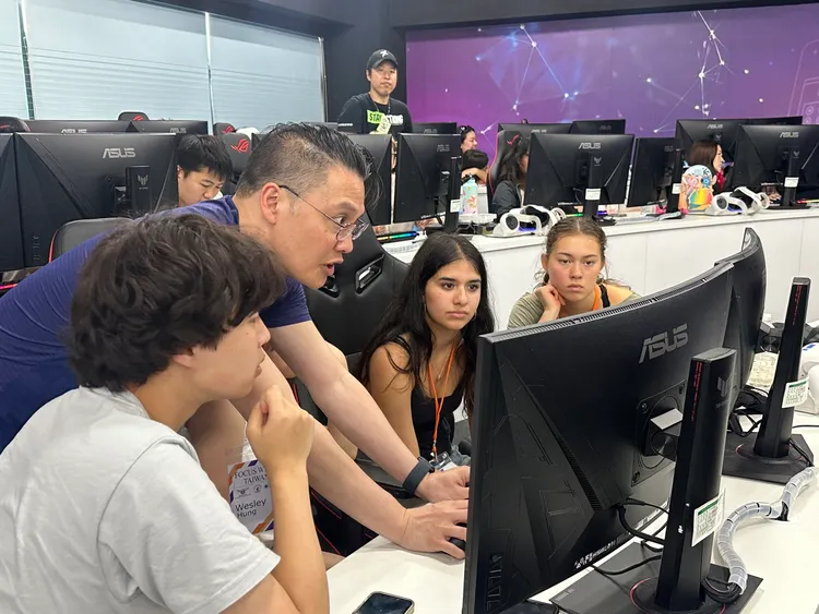 學生參與影視課程教學。開南大學提供