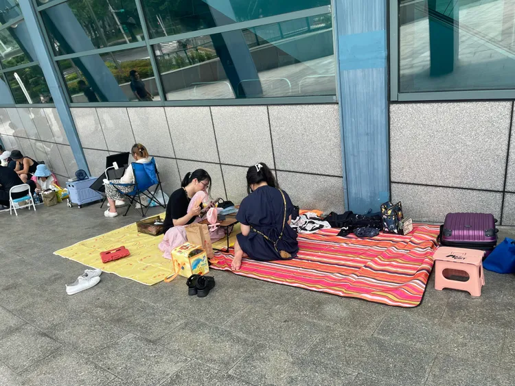 歌迷有備而來，鋪地墊排隊搶票。林丞偉攝