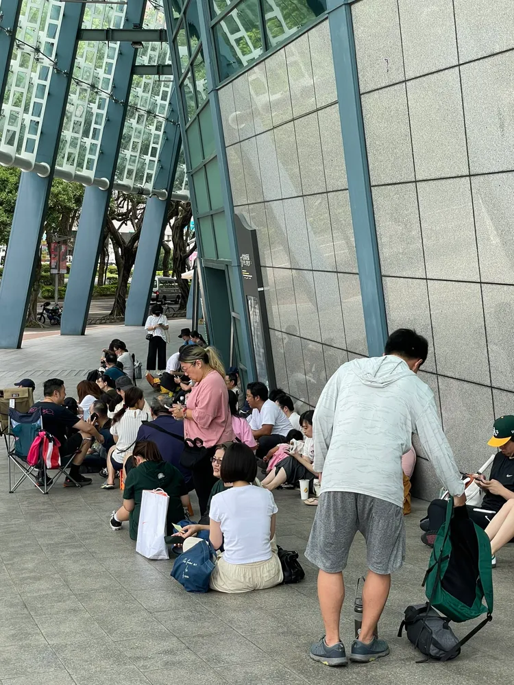 現場目測破百人準備搶票。林丞偉攝