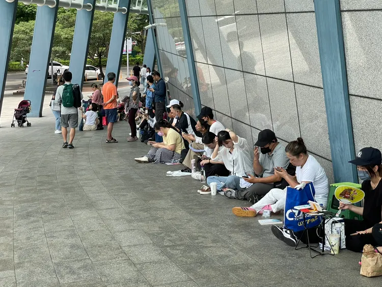 台北小巨蛋外湧現人潮。林丞偉攝