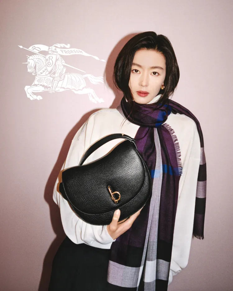 全智賢選搭黑色Rocking Horse。品牌提供