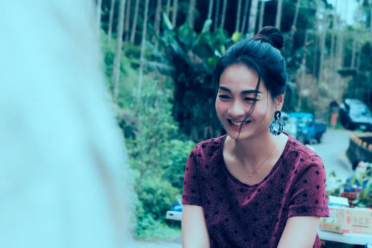 表演指導陳雪甄挑戰演出軟爛酒家女，對這個角色感到相當新鮮。公視台語台提供