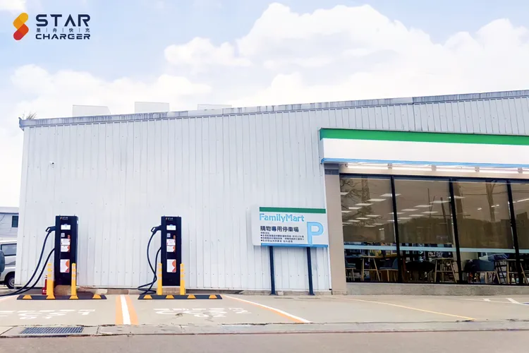星舟快充同步推出限時活動，車主充電再享優惠，可免費換上萬全家便利商店點數。業者提供