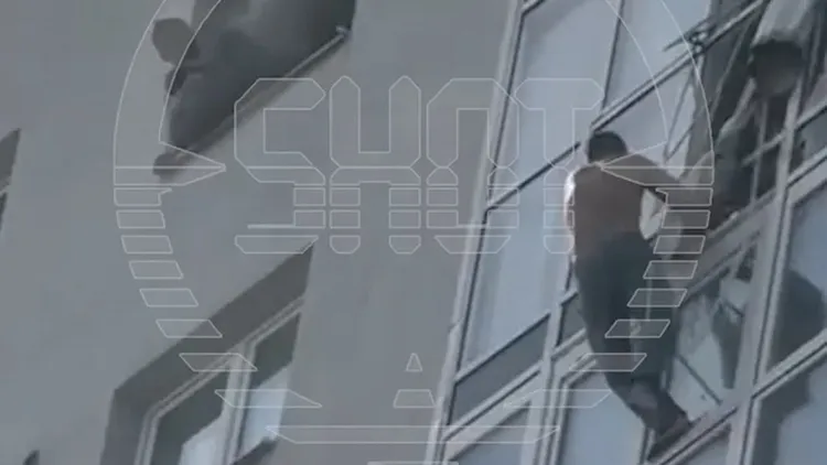 一名男子目睹鄰居在試圖下滑脫困時摔死。翻攝自《SHOT》