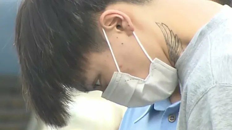 現年20歲的若山耀人脖子有羽毛刺青。翻攝FNN Prime Online