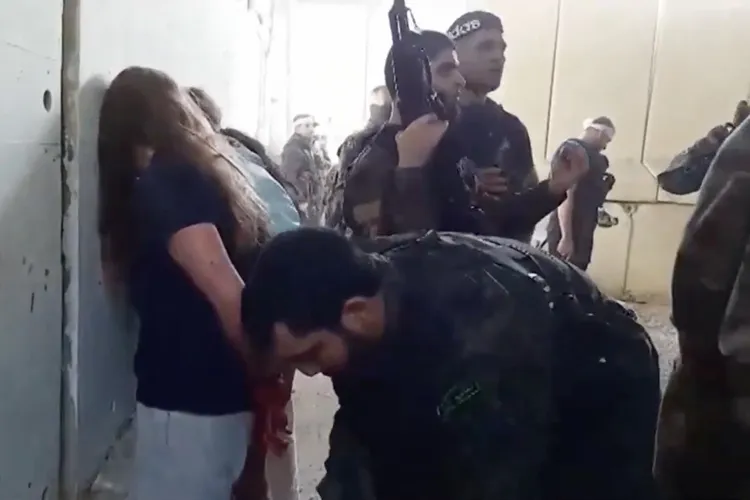 影片可見女兵被上銬。翻攝影片