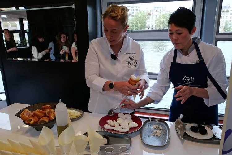 法國廚師Amandine Chaignot，於2024年4月30日，在法國巴黎舉行的記者會上，準備了將在2024年巴黎奧運會和殘奧會期間，在選手村提供的料理之一。路透社