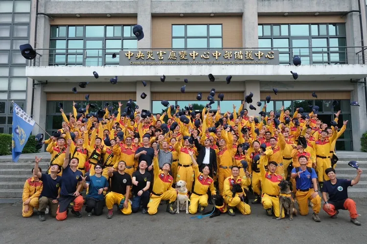 高雄特搜隊通過中型及重型認證特搜隊，成為全台唯一。翻攝畫面