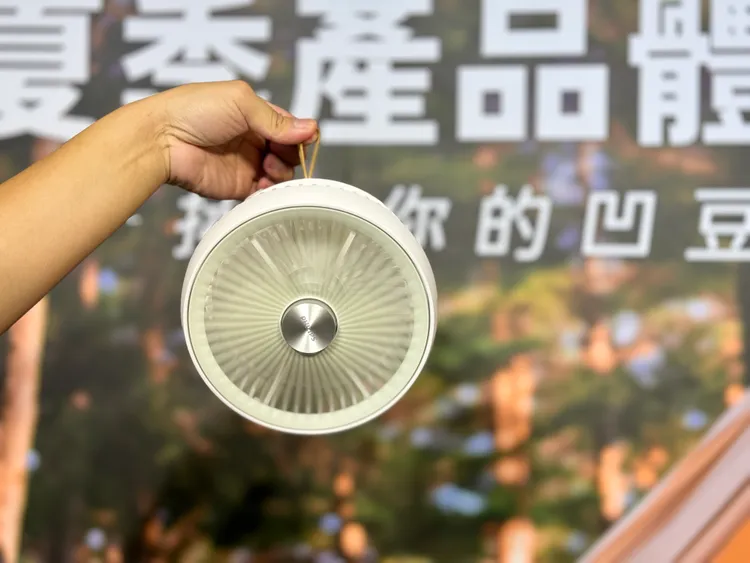 PHILIPS迷你行動循環扇可以折起來當作掛在帳篷上的吊扇。記者／趙筱文攝影。