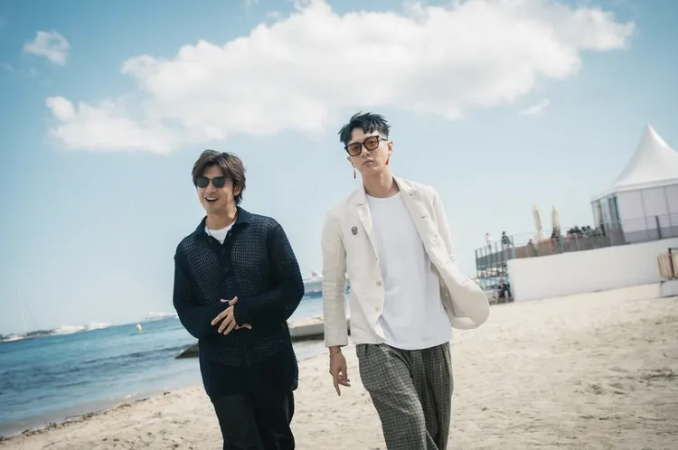 陳柏霖（左）、柯震東在沙灘上拍起時尚大片。翻攝陳柏霖IG