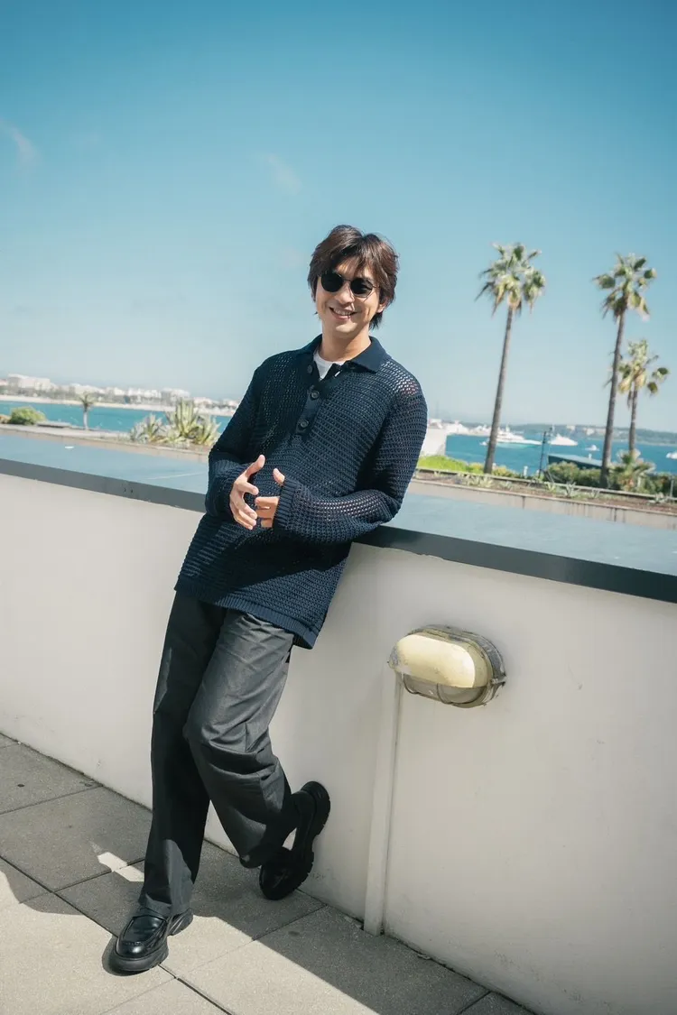 陳柏霖以深藍色粗針織上衣搭配selvedge單寧長褲。品牌提供