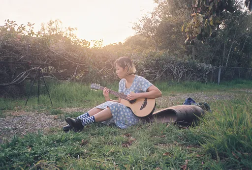 王若琳能唱又會演 一人分飾2角拼了!躺坑還吃土