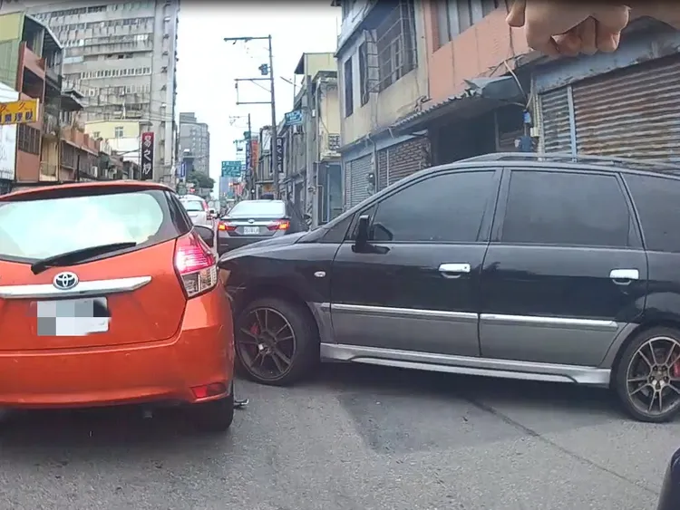 竊嫌開車撞上路過車輛。中壢警分局提供