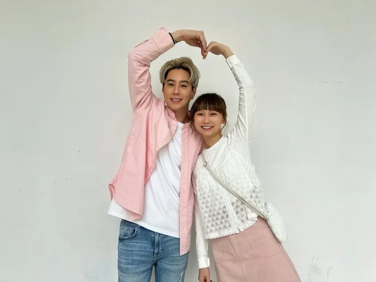 吳東諺（左）《愛的榮耀》女伴多多，老婆不擔心只怕他皮肉痛。民視提供