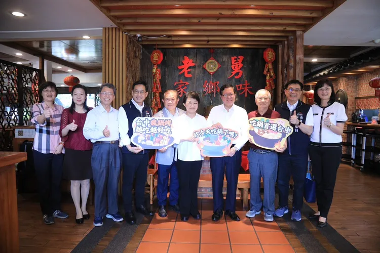 鄭文燦、盧秀燕吃酸菜白肉鍋，與業者合影。市府提供