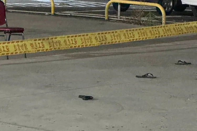 現場遺留1把道具槍。讀者提供