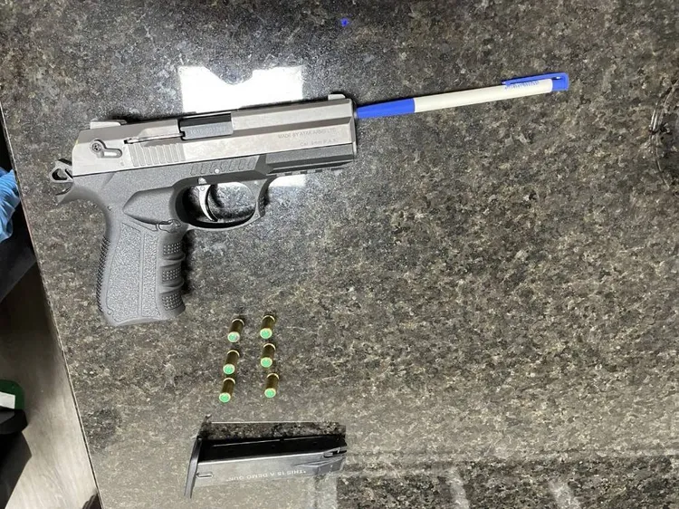 警方起出道具槍。讀者提供