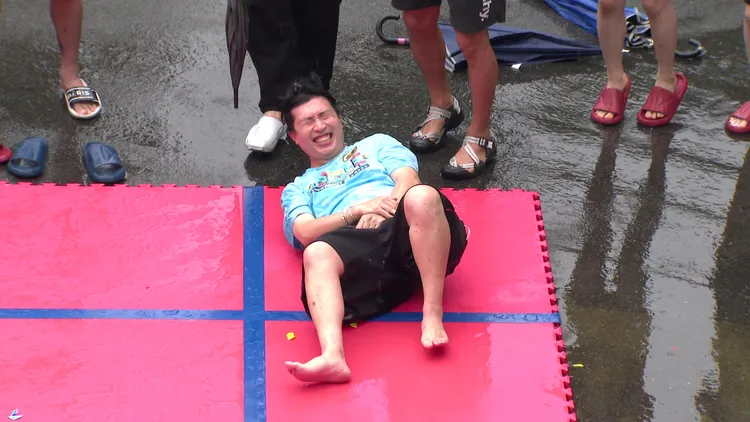 張立東被水球擊中「重要部位」，痛苦哀嚎。台視提供