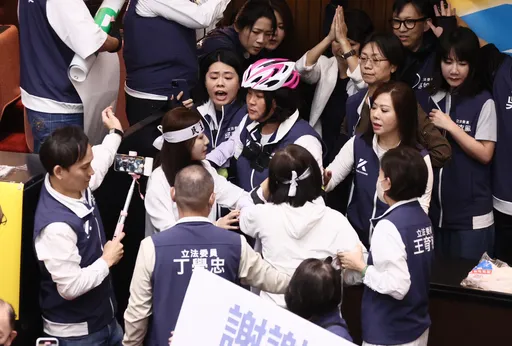 太累了!朝野立委今「武鬥變文攻」 雙方呼口號宛如「小情侶吵架」