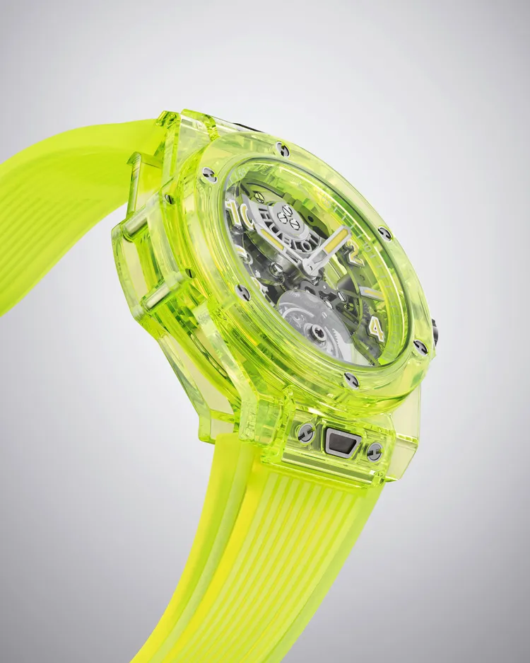 HUBLOT Big Bang陀飛輪螢光黃SAXEM腕錶，44mm，拋光及微噴殺螢光黃SAXEM錶殼，透明螢光黃立體橡膠錶帶，HUB6035自動上鍊陀飛輪機芯，動力儲存72小時，防水深度30米，全球限量50只，679萬元。品牌提供