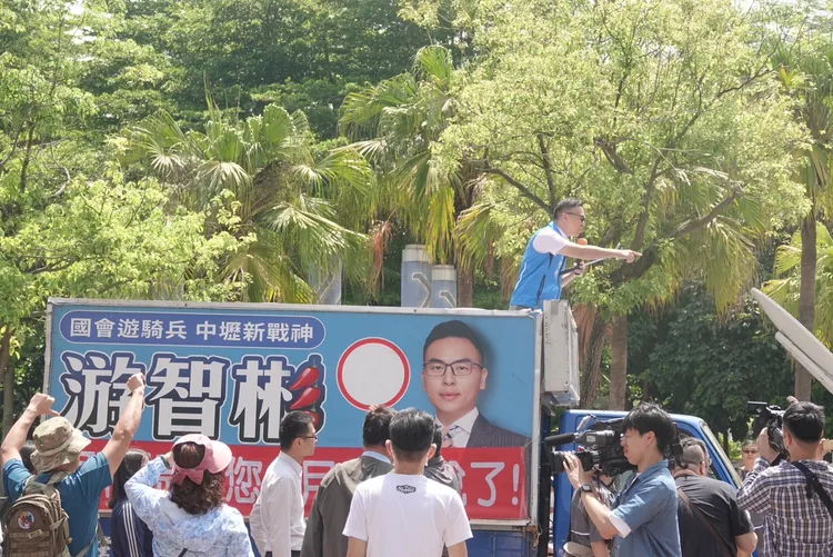 中壢戰神游智彬搭宣傳車到場聲援徐巧芯。江孟謙攝