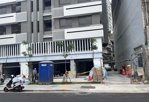 板桥女工施工不慎5米高坠下 头部重创命危送医抢救