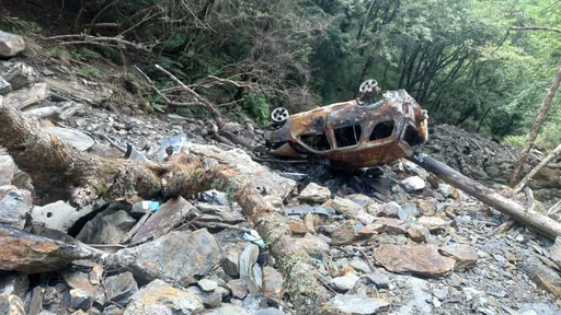 離奇墜谷!中橫公路懸崖驚見火燒車 車外還有一具遺體