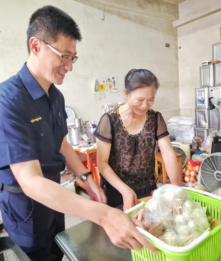 鳳崗派出所警員林哲甫送康乃馨花束給賣鹽酥雞的母親，衝破千讚數。翻攝畫面