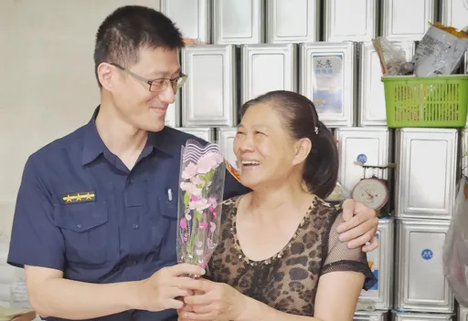 母亲节警察献花给卖咸酥鸡的妈妈！　网友歪楼问：这间店在哪？