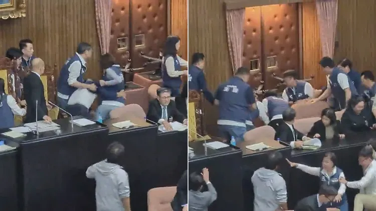 鍾佳濱將陳菁徽摔向地板後，數名藍委上前將他拉開。翻攝畫面