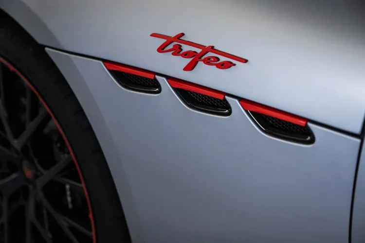 「金屬灰 (Grigio Lamiera)」版本以消光質感的金屬灰雙層色漆，搭配紅色外圈設計。原廠照片