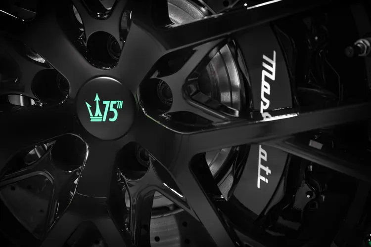 限量版外觀配備前20吋、後21吋的Mugello黑化輪圈，將引人注目的75週年標誌置於輪圈中央。原廠照片
