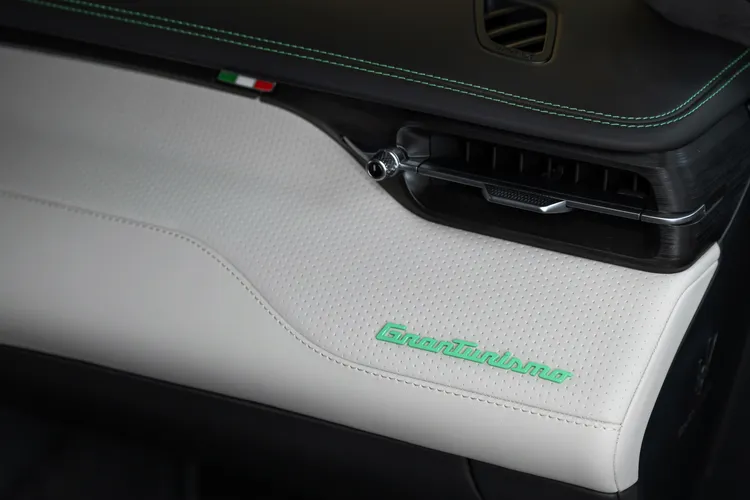 車室內雙色 Linear Graphic 紋路的座椅內裝，精湛工藝之下的細緻鋪陳。原廠照片