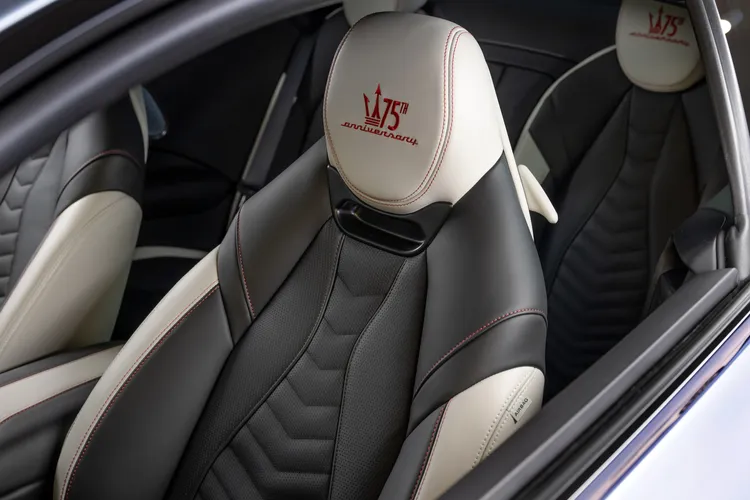 車室內的4座頭枕則以75週年標誌的專屬刺繡進行點綴。原廠照片