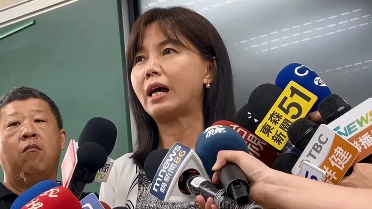 台中女中校長洪幼齡上午親上火線說明。鮮明攝