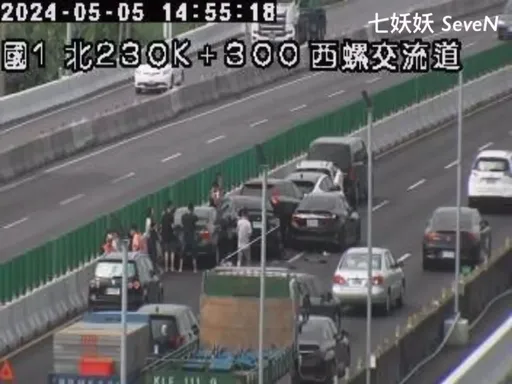 国1云林段8车追撞！交通大乱　含孕妇、小孩共6伤送医