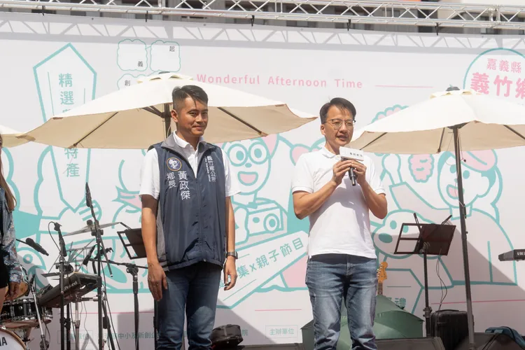 義竹鄉長黃政傑(右)與嘉縣府漁業科長張建成到台南推廣優質特產。公所提供