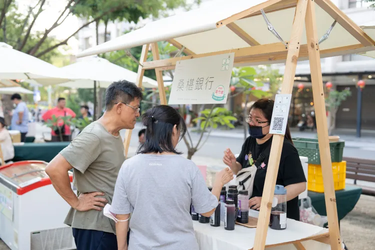 攤位吸引不少民眾詢價採購。公所提供