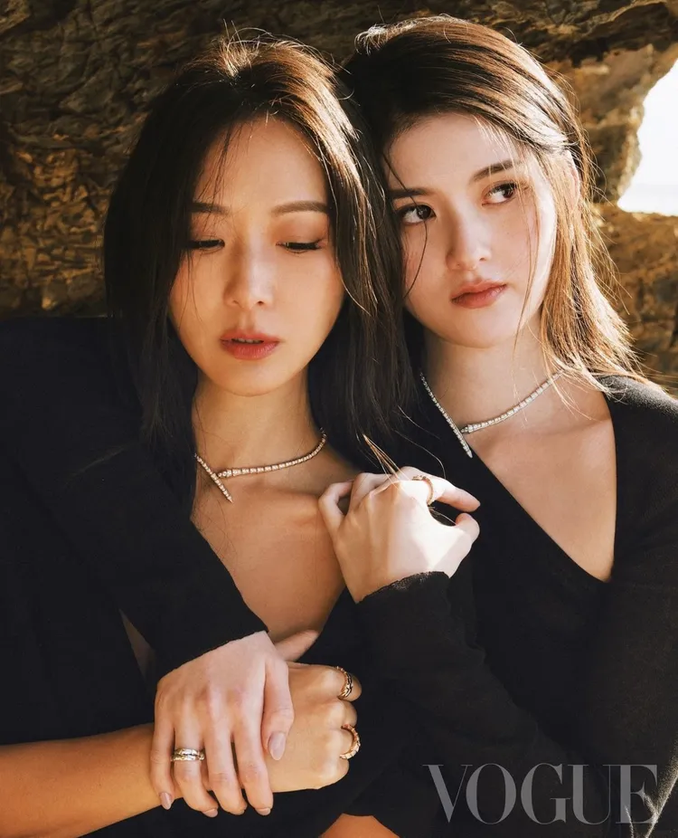 孫芸芸（左）與廖思惟拍攝《VOGUE》封面。翻攝廖思惟IG