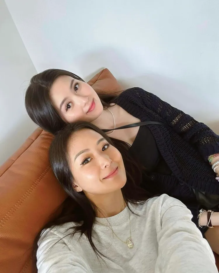 廖思惟（右）與媽媽的合照超像姐妹。翻攝廖思惟IG