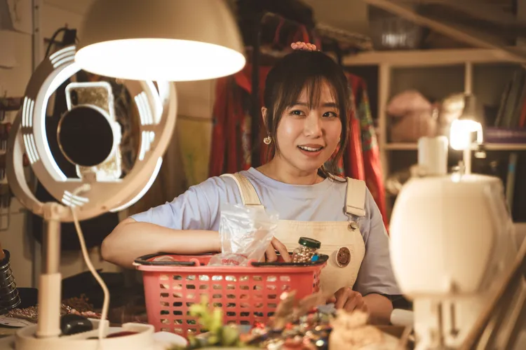 鄭茵聲靠老爸救援。公視台語台、華視提供