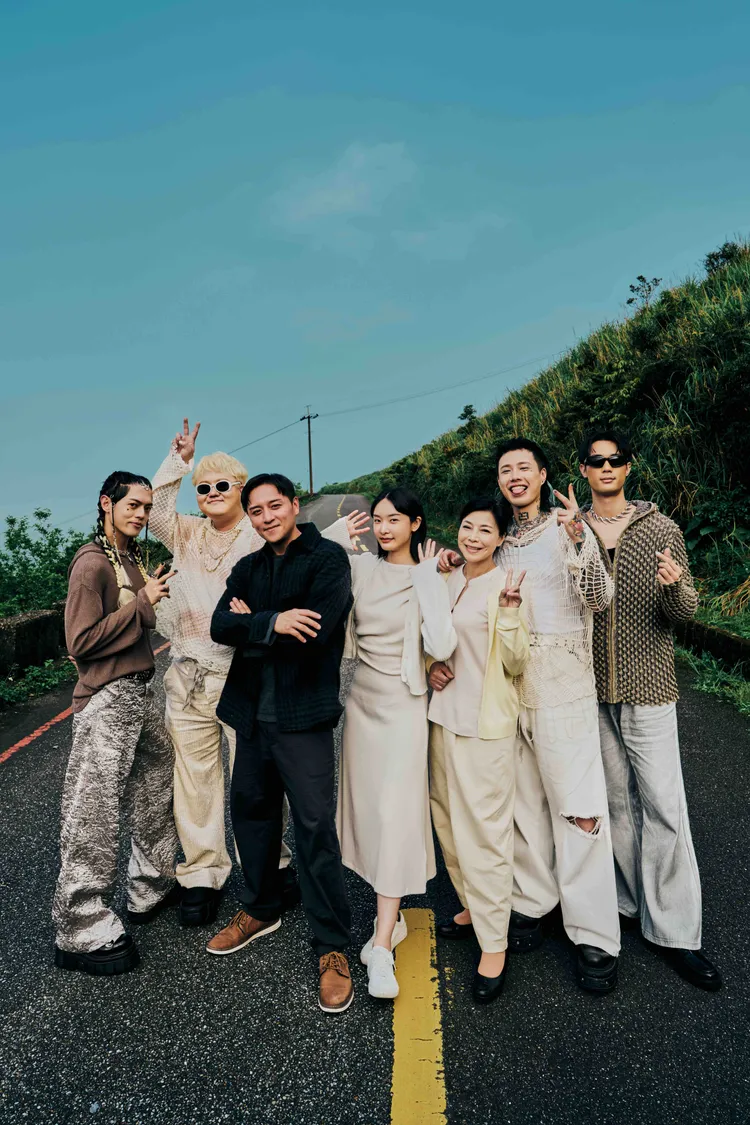 TRASH全新單曲〈懦弱〉MV找來鄭人碩（左三）、「夜媽」陳慧娥（右三）互飆演技。華納音樂提供