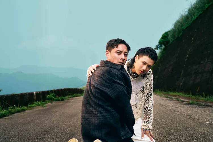 阿夜（右）深受鄭人碩演技震撼。華納音樂提供